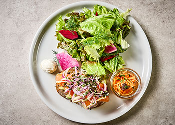 アボカド&サーモンのオープンサンド