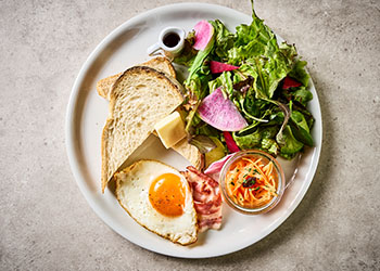 ベーコンエッグ＆トースト