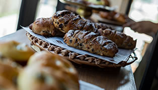 「THE GROVE BAKERY」で毎朝焼き立てのパンをご提供するモーニングは自家製ハムやベーコンを炭火で炙るLIVEキッチンが魅力です。
