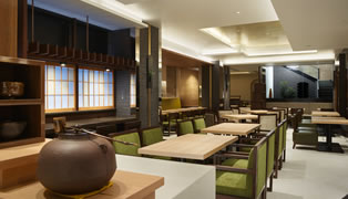 京都の雰囲気に抱かれたレストラン&ラウンジをご用意。朝食をお楽しみいただけるほか、ご宿泊及びバゲージサービスをご利用のお客様は、ラウンジとしてご利用いただけ、旅の合間を豊かに彩ります。