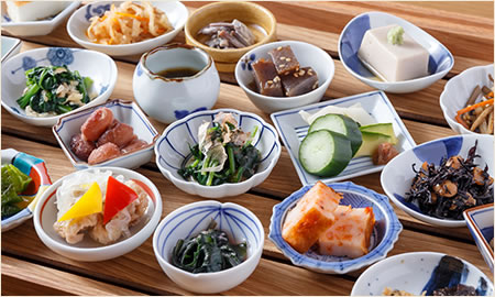料亭ならではの技が光る、加賀野菜を盛込んだ20種の和惣菜。