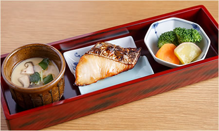 あたたかな料理を小箱仕立てに。