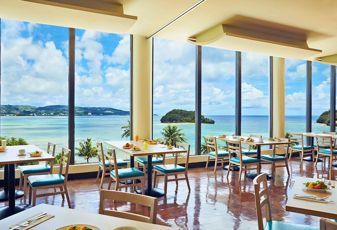 海の見えるレストランで朝食